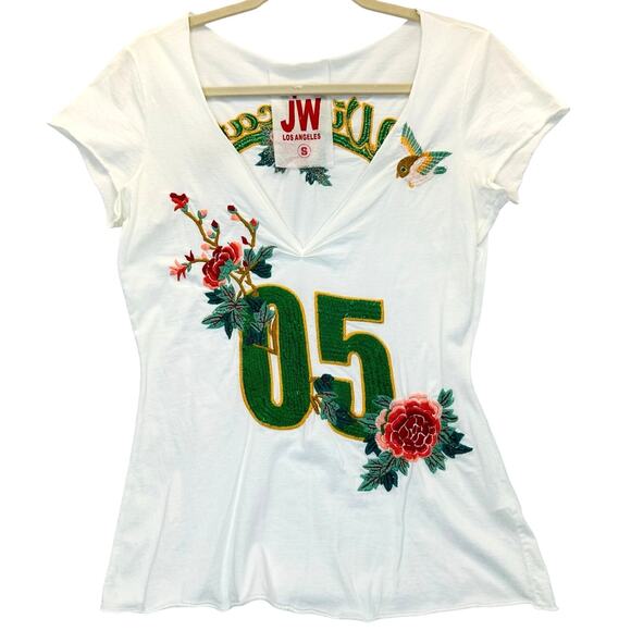 Johnny Was V-Neck Wildcats Embroidered Tee in White Floral Jersey Size Small - Picture 2 of 7